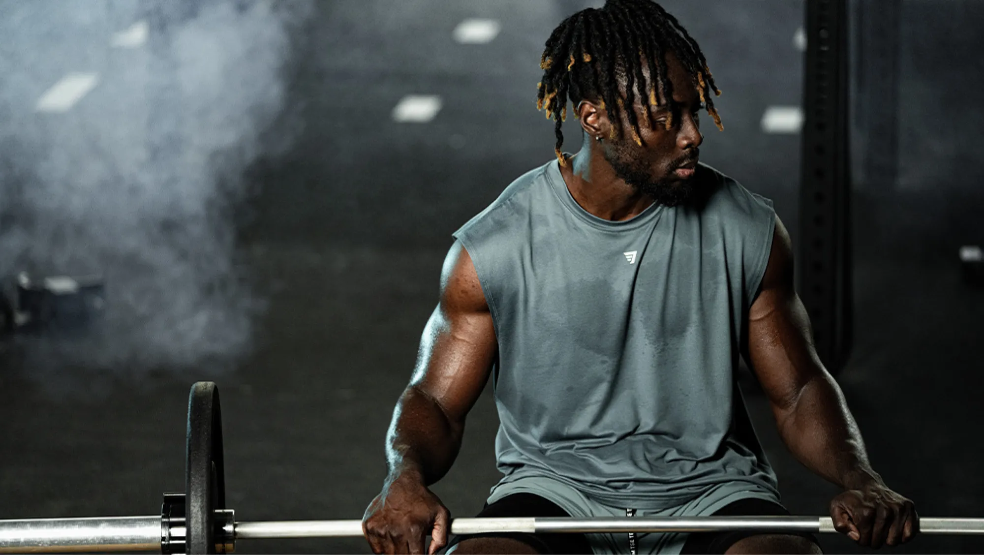 Sportif pendant une séance de musculation avec une barre