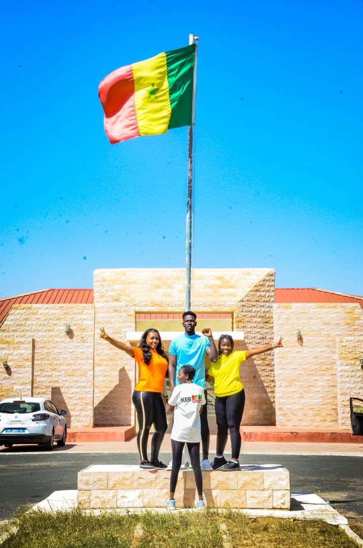 L'équipe devant le drapeau du Sénégal
