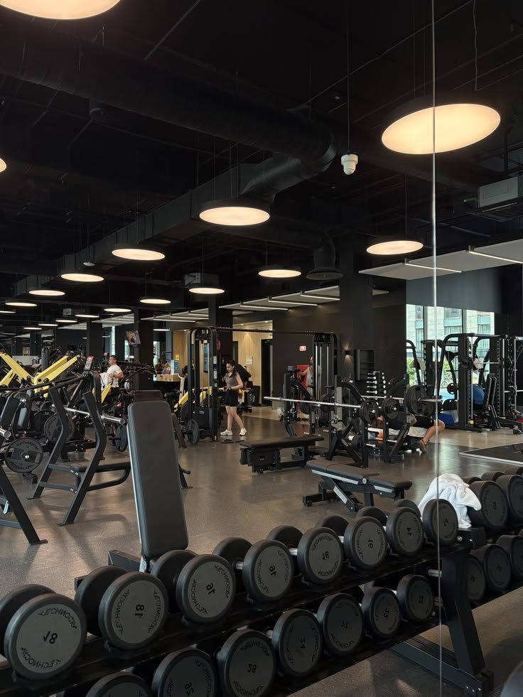 Espace de musculation avec rack d'haltères