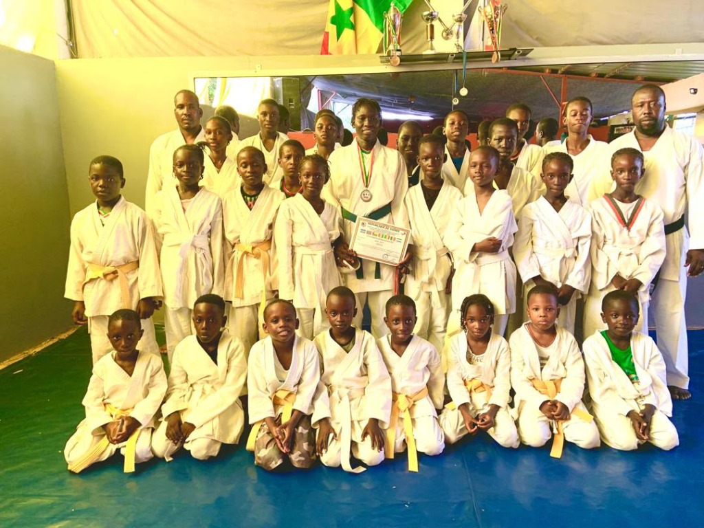 Équipe de karaté KEB'SPORT avec ses médailles